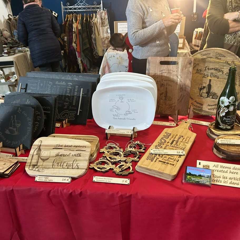 Handcrafted wine and cheese gifts by Va-Va-Vin Handcrafted engraved wine and cheese gifts by Va-Va-Vin